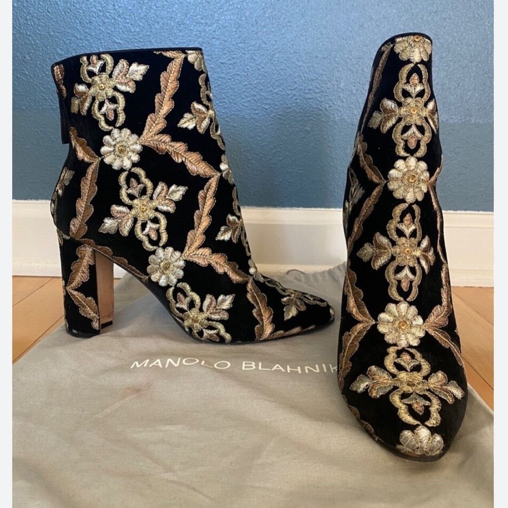 New! Manolo Blahnik Isola Black embroidered velvet bootie boots size 36.5 6.5